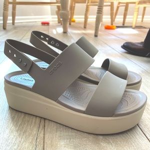 Crocs Women's Brooklyn Platform Sandal (7) Mushroom/Stucco